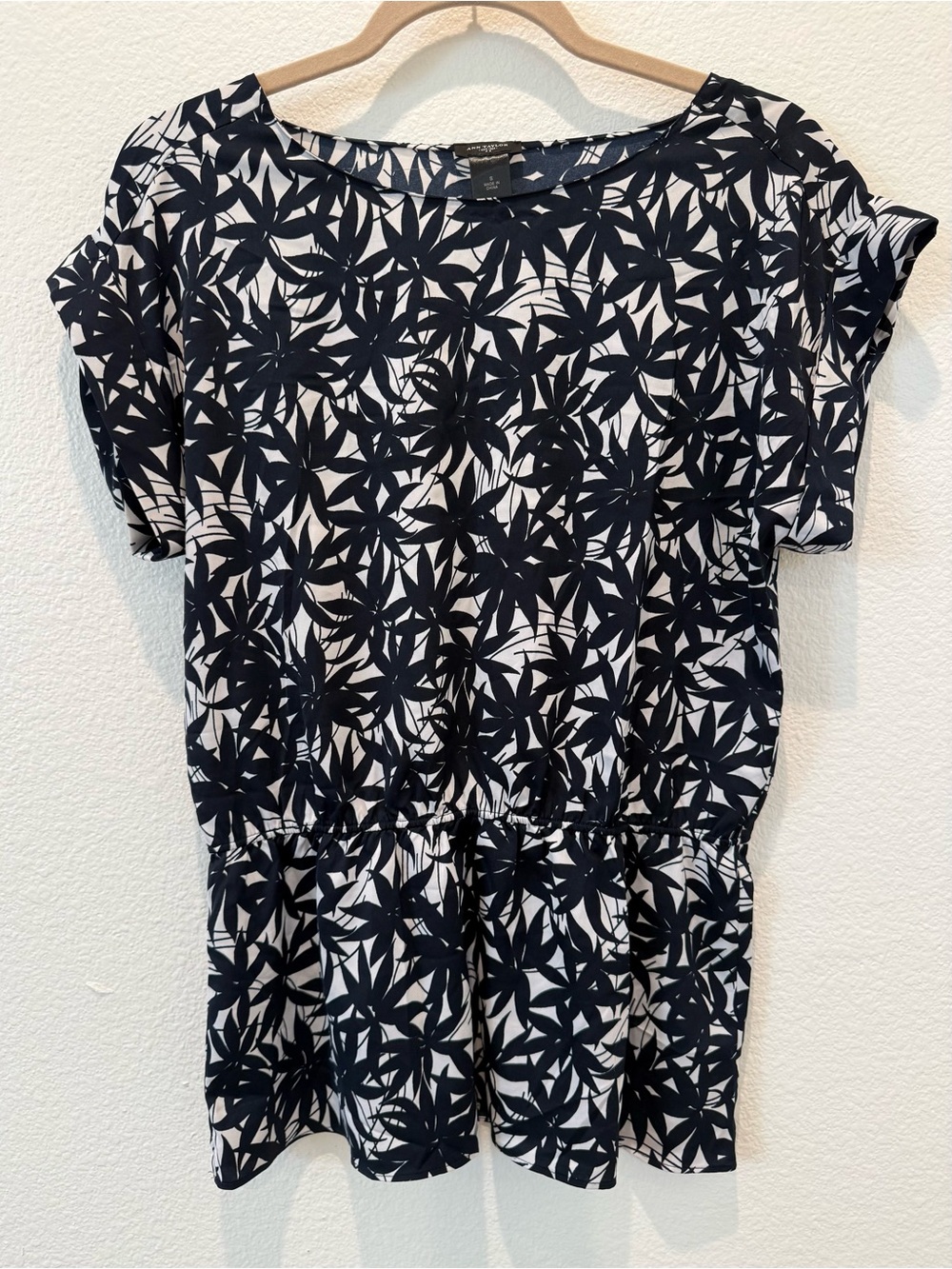 Ann Taylor print top blouse navy black and ivory size small S